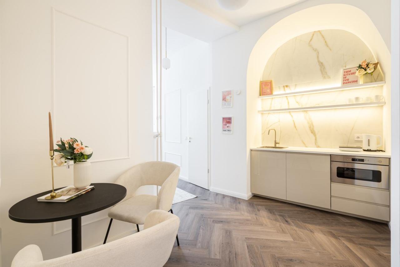 E13 - Grand Boulevard Heritage Suite - Best Location By Bqa Budapest Kültér fotó